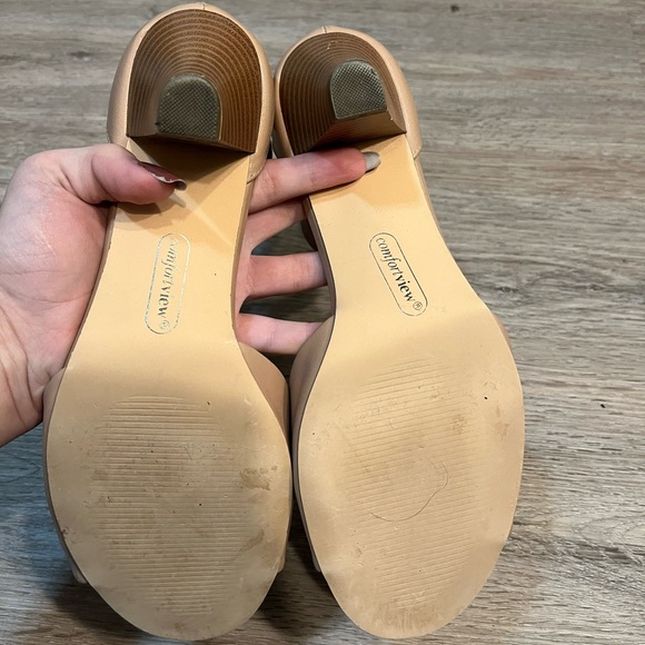 Tan Heels Comfort View. Size 8. - Picture 3 of 3